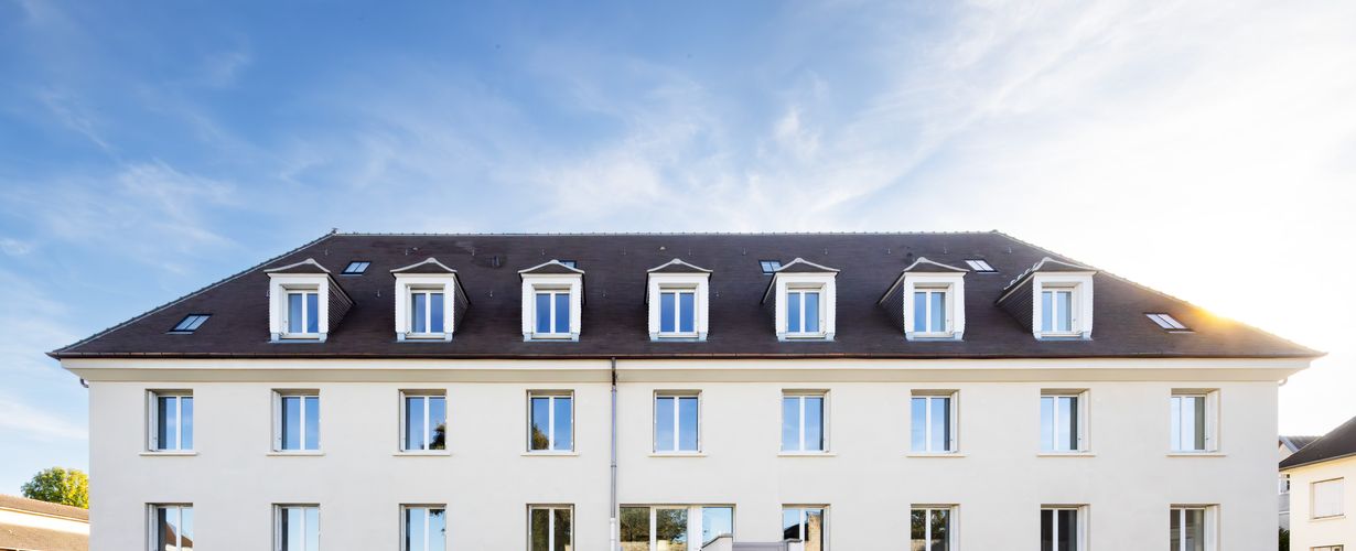 Extérieur d'une ancienne caserne de Senlis réhabilitée en logements