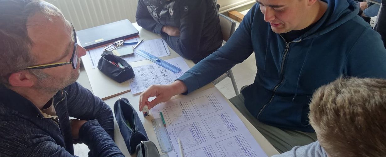Élèves travaillant sur un storyboard