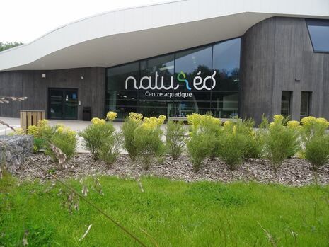 Le centre nautique flambant neuf, un bâtiment bioclimatique sur 3200m2 de nature.