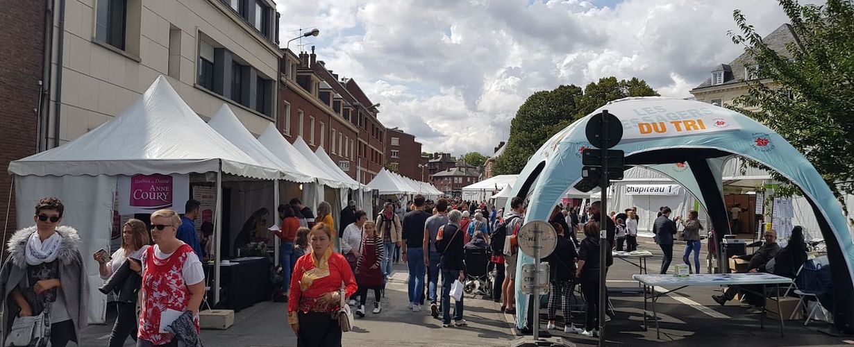 Evènement de la MAAM avec des personnes dans la rue, des stands