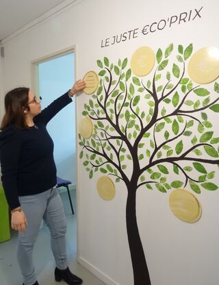 Illustration d'un arbre, avec sur les branches des pastilles. Il est intitulé "Le juste €co'prix"