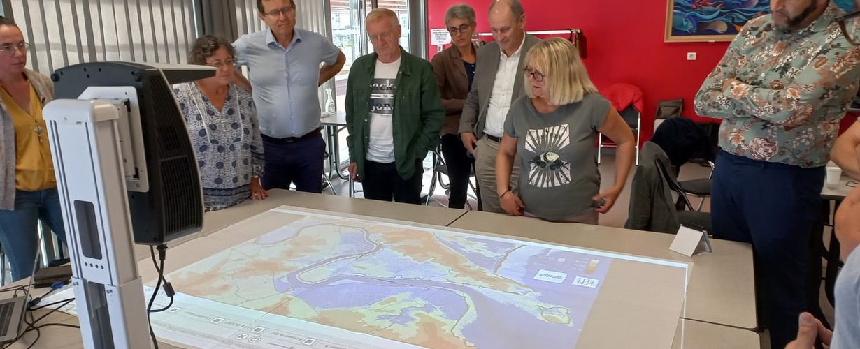 Groupe de personnes autour du jeu LittoSim - Atelier à Merlimont en 2022 :  découverte et étude du territoire avant une submersion © ROL