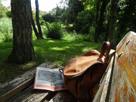 Livret sur le patrimoine des wateringues posé dans un parc, sur un banc.