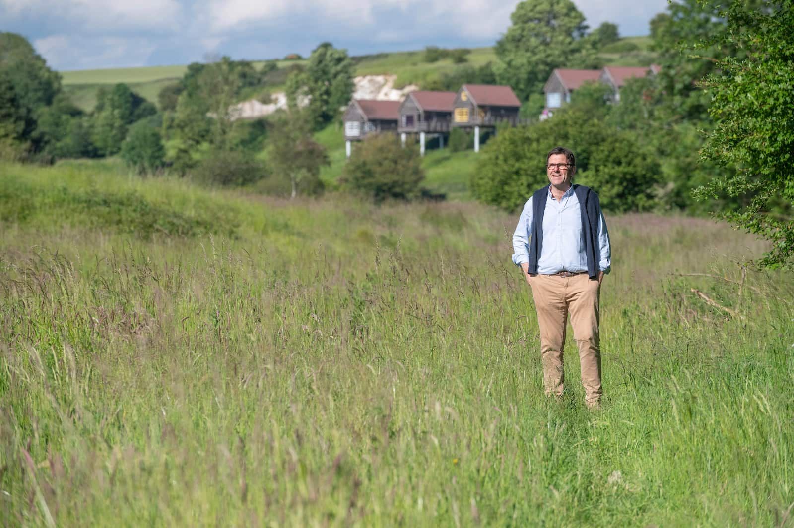 Xavier Mennesson, debout, au milieu d'une étendue d'herbe