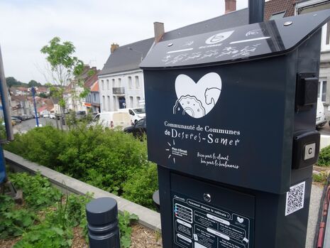 Sur la grand place de Desvres, une borne de rechargement des véhicules électriques a été installée.