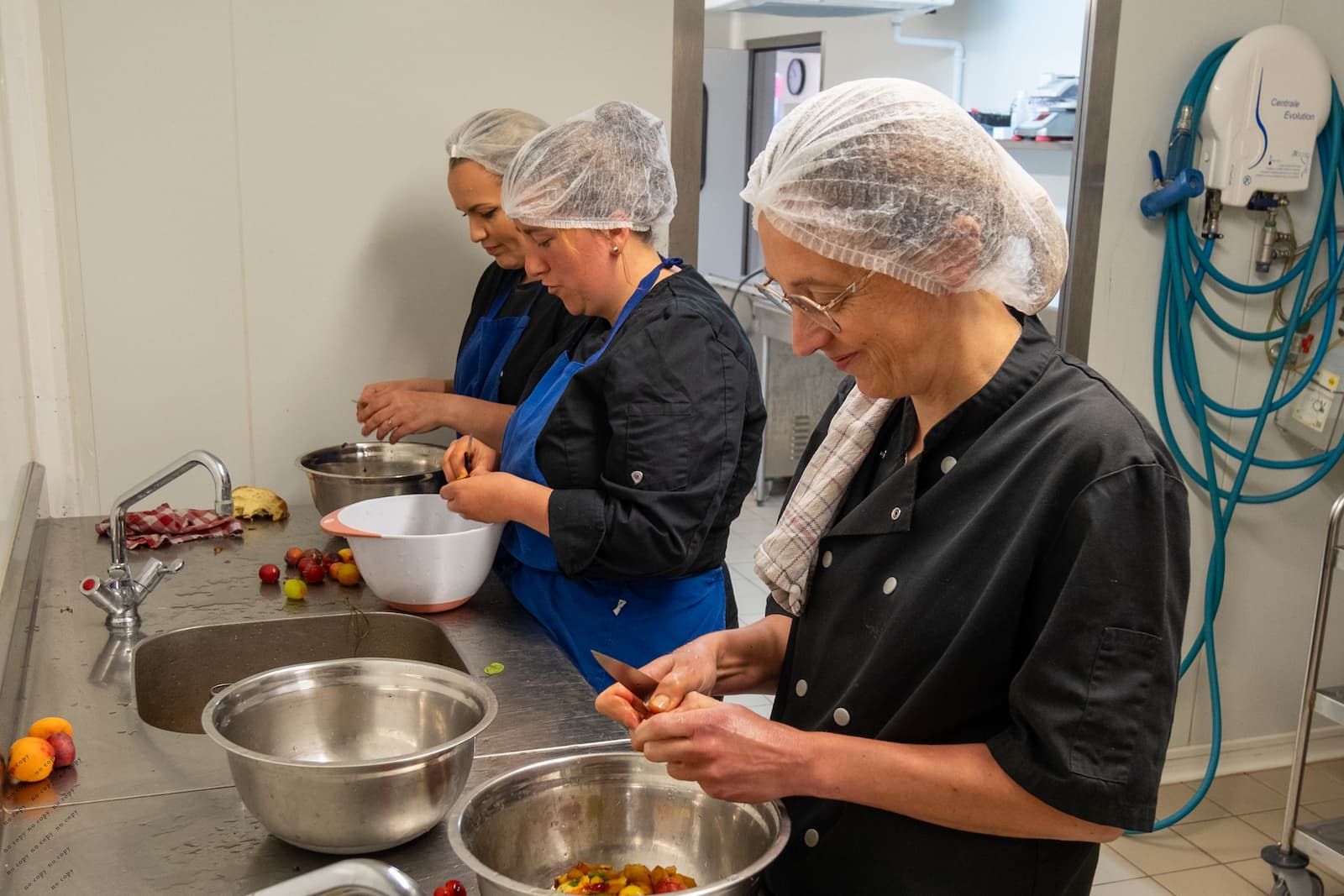 Dans l'atelier de transfomartion alimentaire © Les Anges Gardins